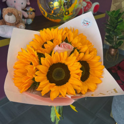 Ramo girasoles con rosa romántica